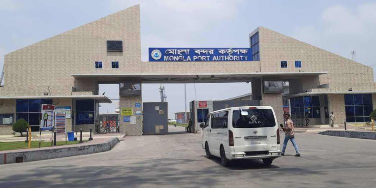 প্রধান উপদেষ্টার ত্রাণ তহবিলে ১দিনের বেতন দিলেন মোংলা বন্দর কর্মকর্তা-কর্মচারীরা।