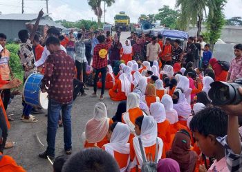 বাগেরহাটে মোরেলগঞ্জে ২টি বিদ্যালয়ের প্রধান শিক্ষকের পদত্যাগের দাবিতে সড়ক অবরোধ বিক্ষোভ।