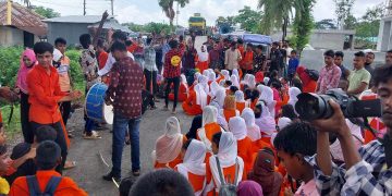 বাগেরহাটে মোরেলগঞ্জে ২টি বিদ্যালয়ের প্রধান শিক্ষকের পদত্যাগের দাবিতে সড়ক অবরোধ বিক্ষোভ।