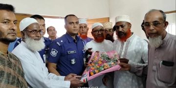 রামপাল থানা পুলিশকে ফুলের শুভেচ্ছা দিয়ে বরণ করে নিলেন বাংলাদেশ জামায়াত ইসলামী রামপাল উপজেলা শাখা।