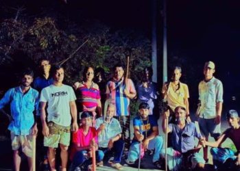 বাগেরহাটের মোংলার মিঠাখালী ইউনিয়নের চুরি-ডাকাতি রোধে রাতভর পাহারা দিচ্ছেন স্থানীয়রা।