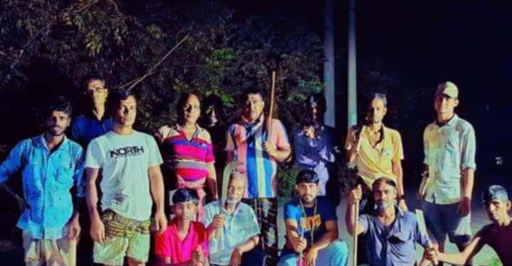 বাগেরহাটের মোংলার মিঠাখালী ইউনিয়নের চুরি-ডাকাতি রোধে রাতভর পাহারা দিচ্ছেন স্থানীয়রা।