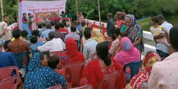 বাগেরহাটের রামপাল প্রাচীন মাধ্যম পট গানে বাল্যবিবাহের কুফল সম্পর্কে শিক্ষা নিচ্ছেন।