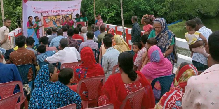 বাগেরহাটের রামপাল প্রাচীন মাধ্যম পট গানে বাল্যবিবাহের কুফল সম্পর্কে শিক্ষা নিচ্ছেন।
