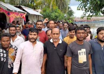 বাগেরহাটের রামপালে জনযুদ্ধের শীর্ষ সন্ত্রাসী মুক্তর অত্যাচারের বিচার দাবীতে মানববন্ধন।