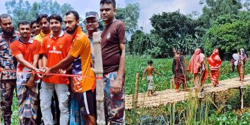 রৌমারীতে বিজিবি ও ছাত্র-জনতার উদ্যোগে বাঁশের সাঁকো নির্মাণ।