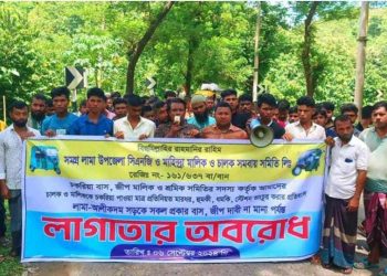 লামায় সিএনজির চলাচলের দাবিতে সড়ক অবরোধ কর্মসূচি।