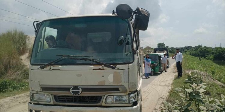 সরকারি সম্পদ রক্ষার্থে বেড়া উপজেলা প্রশাসনের ভ্রাম্যমান আদালতে ৩ জনের দুই বছরের কারাদণ্ড।