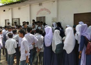 পাঁচবিবি মালিদহ স্কুলের প্রধান শিক্ষকের বিরুদ্ধে অনিয়ম দুর্নীতির অভিযোগ এনে ছাত্রছাত্রীদের পদত্যাগ দাবি।