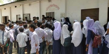 পাঁচবিবি মালিদহ স্কুলের প্রধান শিক্ষকের বিরুদ্ধে অনিয়ম দুর্নীতির অভিযোগ এনে ছাত্রছাত্রীদের পদত্যাগ দাবি।