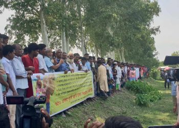 মাদারগঞ্জে সৌরবিদ্যুৎ প্রকল্প অন্যত্র স্থানান্তর  ও কৃষকদের জমি  ফেরতের দাবীতে মানববন্ধন।