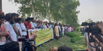 মাদারগঞ্জে সৌরবিদ্যুৎ প্রকল্প অন্যত্র স্থানান্তর  ও কৃষকদের জমি  ফেরতের দাবীতে মানববন্ধন।