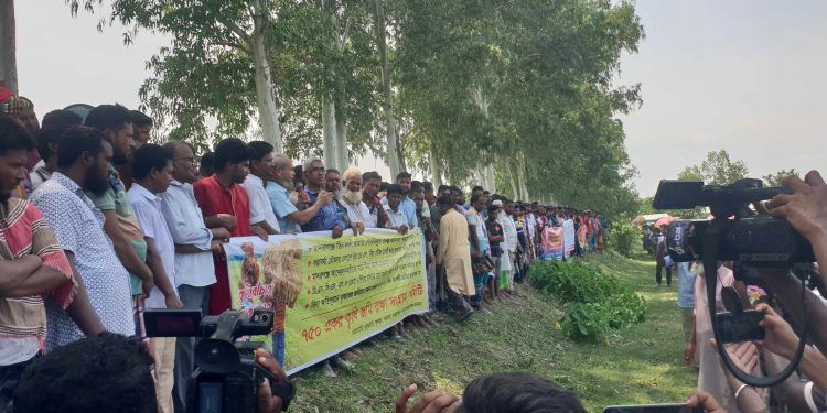 মাদারগঞ্জে সৌরবিদ্যুৎ প্রকল্প অন্যত্র স্থানান্তর ও কৃষকদের জমি ফেরতের দাবীতে মানববন্ধন।