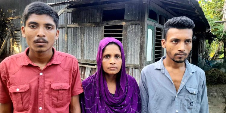 বাগেরহাটের রামপালে নিরাপত্তাহীনতায় অসহায় একটি পরিবার।