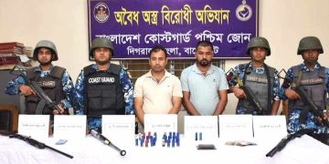 বাগেরহাটের মোংলায় কোস্ট গার্ডের অভিযানে অস্ত্র- ও গোলাবারুদসহ আটক ২