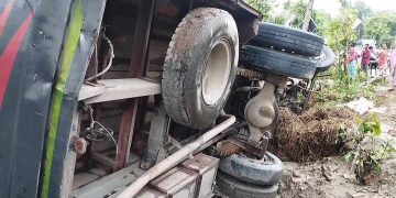 ভূঞাপুরে নিয়ন্ত্রণ হা‌রি‌য়ে যাত্রীবা‌হী বা‌স বসতঘরে, নিহত এক ব্যাবসায়ী।