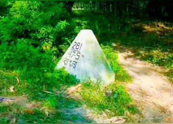 জয়পুরহাটের পাঁচবিবির উচনা (ঘোনাপাড়া) সীমান্তে কাঁটাতারের বেড়া দেওয়াকে কেন্দ্র করে বিএসএফ ও বিজিবির মধ্যে উত্তেজনা।