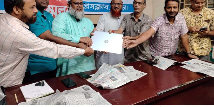 বগুড়ার শেরপুর প্রেসক্লাবে ল্যাপটপ দিলেন জামায়াত নেতারা।