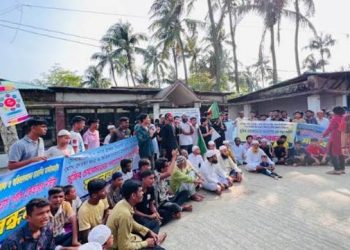 সেন্টমার্টিনে চেয়ারম্যানের পদত্যাগের দাবিতে শিক্ষার্থীরা ।