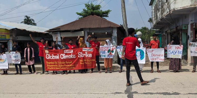 লোকসান ও ক্ষয়ক্ষতির তহবিল পূরণ নিশ্চিতে জলবায়ুতে অর্থ বরাদ্দের দাবি তরুণদের।