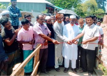 রৌমারীতে জিঞ্জিরাম নদীর উপর কাঠের সাঁকো উদ্বোধন হয়েছে।