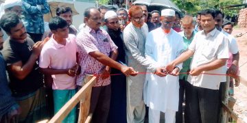 রৌমারীতে জিঞ্জিরাম নদীর উপর কাঠের সাঁকো উদ্বোধন হয়েছে।