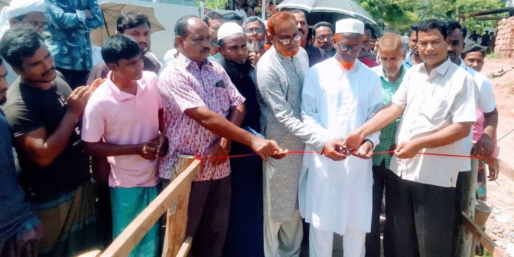 রৌমারীতে জিঞ্জিরাম নদীর উপর কাঠের সাঁকো উদ্বোধন হয়েছে।