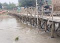 পাঁচবিবিতে ছোট যমুনা নদীর উপর নির্মানাধীন মাউরিতলা ব্রিজের বিকল্প কাঠের সাঁকোটি ঝুঁকিপূর্ণ হয়ে পড়েছে।