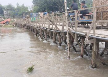 পাঁচবিবিতে ছোট যমুনা নদীর উপর নির্মানাধীন মাউরিতলা ব্রিজের বিকল্প কাঠের সাঁকোটি ঝুঁকিপূর্ণ হয়ে পড়েছে।