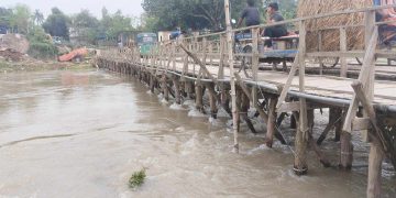 পাঁচবিবিতে ছোট যমুনা নদীর উপর নির্মানাধীন মাউরিতলা ব্রিজের বিকল্প কাঠের সাঁকোটি ঝুঁকিপূর্ণ হয়ে পড়েছে।