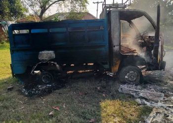 বগুড়ার শেরপুরে গরু চুরি করতে গিয়ে গনপিটুনিতে নিহত ১ পিকআপে আগুন।