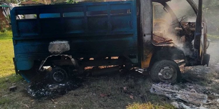 বগুড়ার শেরপুরে গরু চুরি করতে গিয়ে গনপিটুনিতে নিহত ১ পিকআপে আগুন।