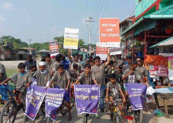 বাগেরহাটের মোংলায় সাইকেল র‌্যালিতে বক্তারা জলবায়ু অর্থায়ন হতে হবে শতভাগ নবায়নযোগ্য জ্বালানিতে।