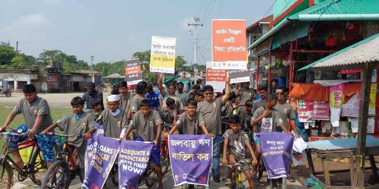 বাগেরহাটের মোংলায় সাইকেল র্যালিতে বক্তারা জলবায়ু অর্থায়ন হতে হবে শতভাগ নবায়নযোগ্য জ্বালানিতে।