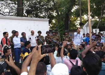 ভূঞাপুরে নারী শিক্ষার্থীদের ইভটিজিং, প্রতিবাদ করায় শিক্ষার্থীদের উপর পরিবহন শ্রমিকদের হামলা।