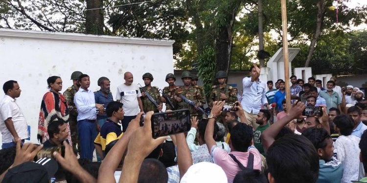 ভূঞাপুরে নারী শিক্ষার্থীদের ইভটিজিং, প্রতিবাদ করায় শিক্ষার্থীদের উপর পরিবহন শ্রমিকদের হামলা।
