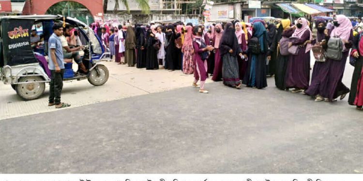 বগুড়া শেরপুরে কলেজ শিক্ষকের বিরুদ্ধে যৌন হয়রানির অভিযোগঃ অপসারণের দাবিতে মহাসড়ক অবরোধ করে ছাত্রীদের বিক্ষোভ।