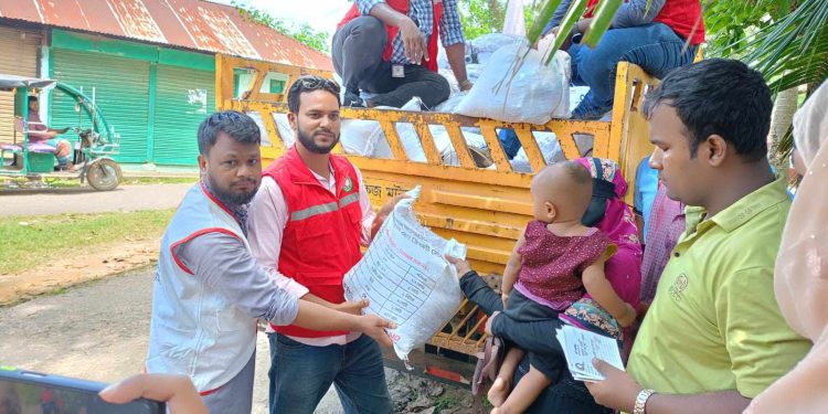 বন্যায় ক্ষতিগ্রস্থ চারশত পঞ্চাশ পরিবারে মাঝে ত্রাণ সামগ্রী বিতরণ।