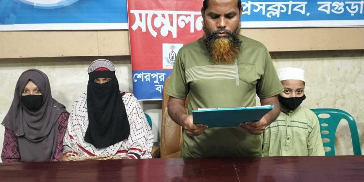 বগুড়ার শেরপুরে বসতবাড়িতে হামলা-ভাঙচুর ও মালামাল লুটে নেওয়ার অভিযোগ।