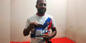 বিনামূল্যে রক্তদানের মাধ্যমে নিজের জন্মদিনে উদযাপন করেন সাংবাদিক মাহমুদুল ।