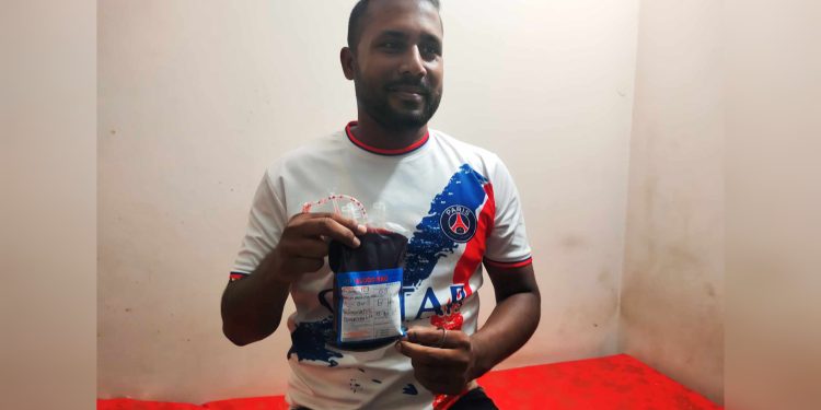 বিনামূল্যে রক্তদানের মাধ্যমে নিজের জন্মদিনে উদযাপন করেন সাংবাদিক মাহমুদুল ।