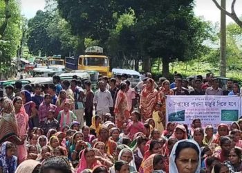 চুনারুঘাটে চা শ্রমিকদের মহাসড়ক অবরোধ।