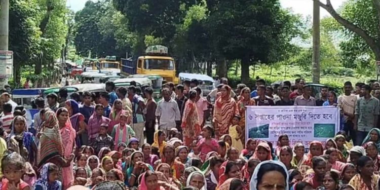 চুনারুঘাটে চা শ্রমিকদের মহাসড়ক অবরোধ।