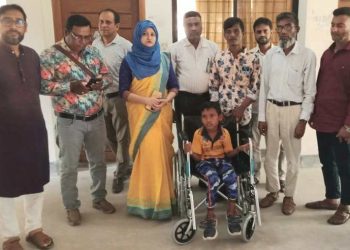 বাগেরহাটের রামপালে বিশেষ চাহিদা সম্পন্ন শিক্ষার্থীদের মাঝে হুইল চেয়ার বিতরণ।