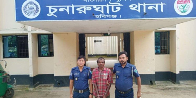 শিশুকে বলৎকারের চেষ্টা, অভিযুক্তকে গণধোলাইয়ের পর পুলিশে সোপর্দ।