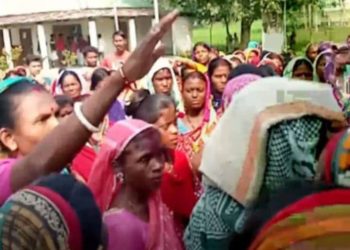 চুনারুঘাটের শ্রীবাড়ী চা বাগানে চা গাছ কর্তন।।অফিস ভাংচুর।।শ্রমিকদের দাবীর প্রেক্ষিতে ৩ জন অপসারণ। 