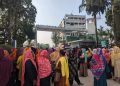 ধামরাইয়ে বেতন বৃদ্ধিসহ নয়টি দাবিতে আকিজ ফুড শ্রমিকদের বিক্ষোভ।