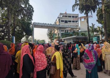 ধামরাইয়ে বেতন বৃদ্ধিসহ নয়টি দাবিতে আকিজ ফুড শ্রমিকদের বিক্ষোভ।