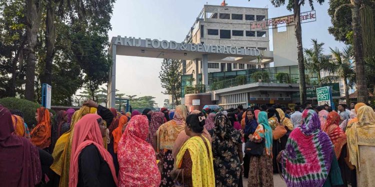 ধামরাইয়ে বেতন বৃদ্ধিসহ নয়টি দাবিতে আকিজ ফুড শ্রমিকদের বিক্ষোভ।