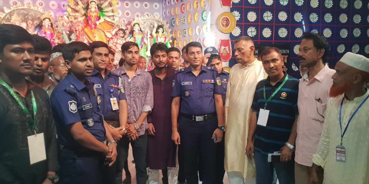 মাদারগঞ্জে পুজা মন্ডপ পরিদর্শন করলেন পুলিশ সুপার সৈয়দ রফিকুল ইসলাম।